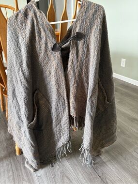 D&Y Gray Woven Fringe Cape with Toggle and Pockets